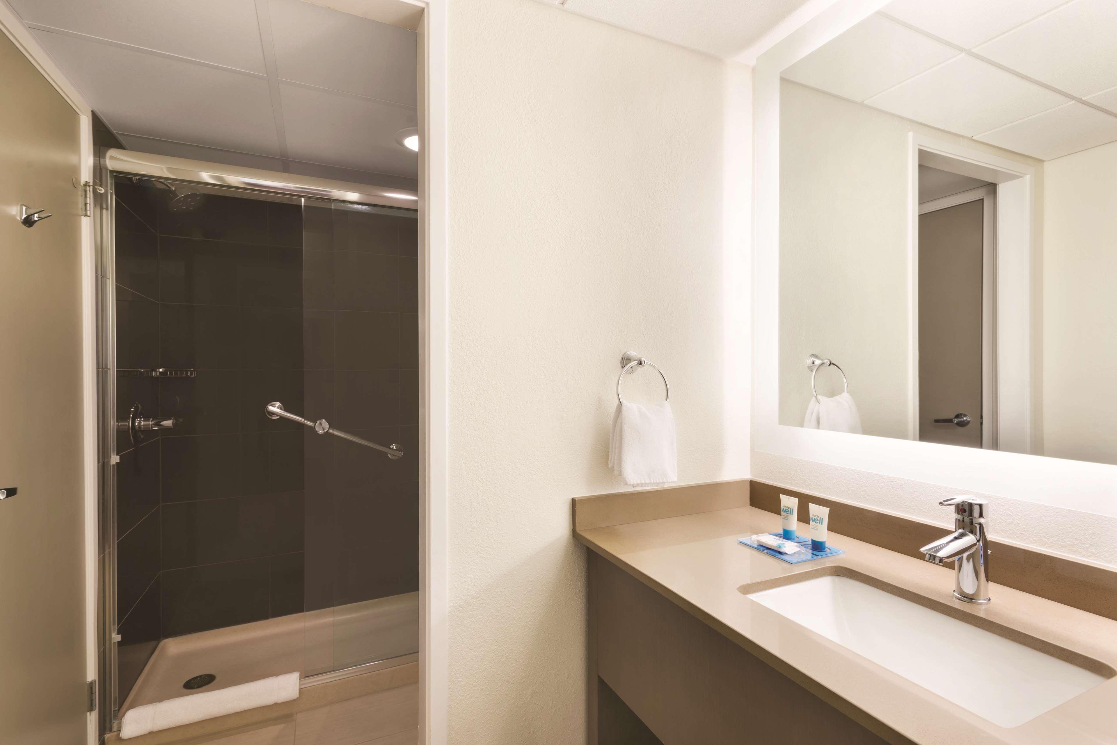 Clt Sky Suites Charlotte Bagian luar foto
