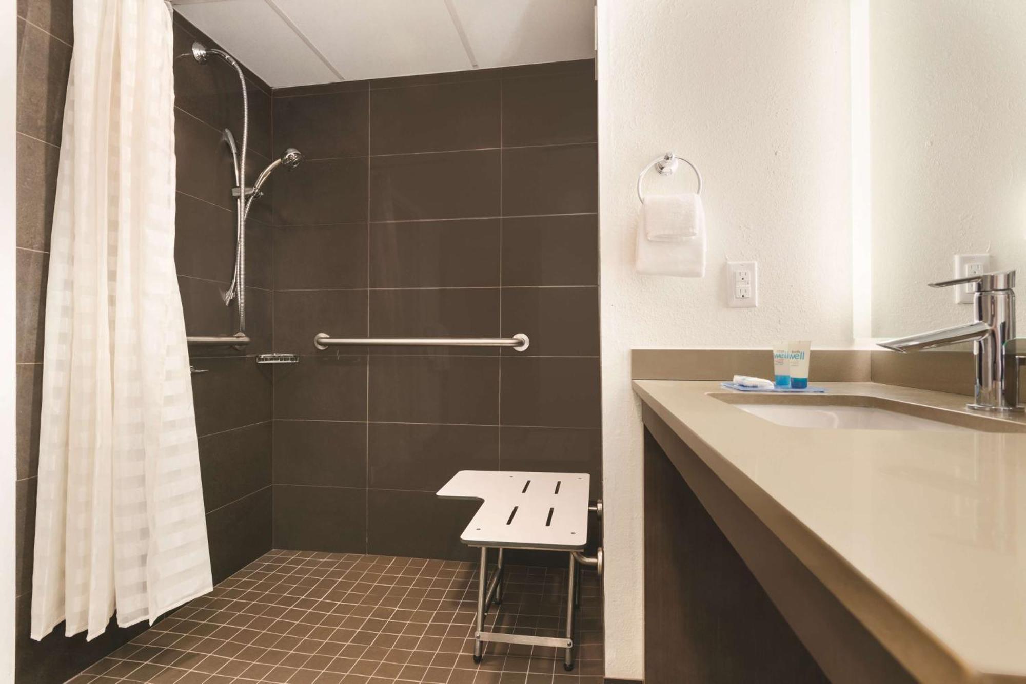 Clt Sky Suites Charlotte Bagian luar foto