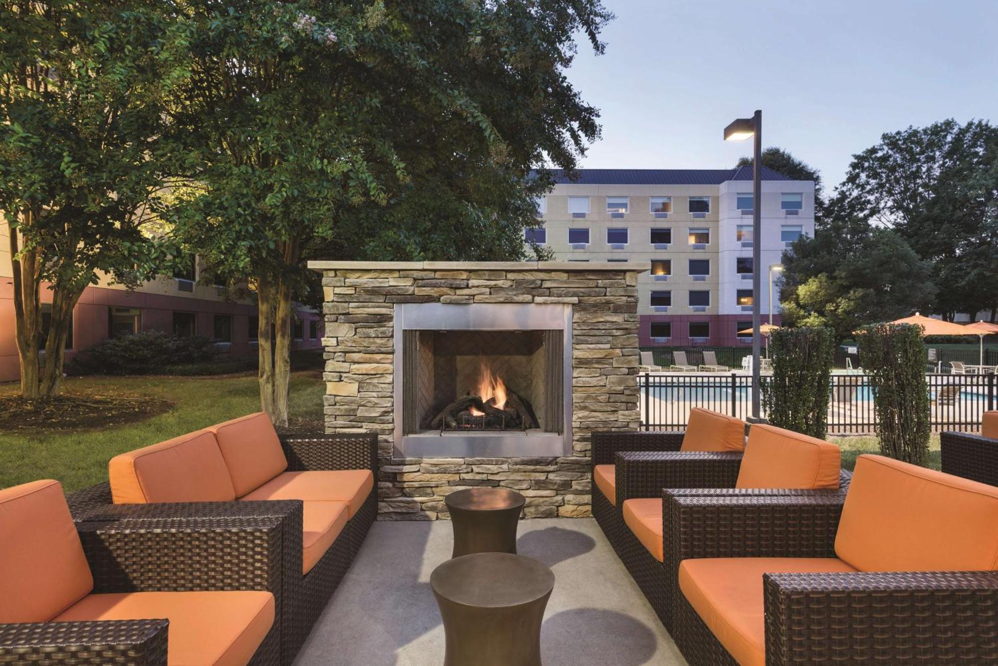 Clt Sky Suites Charlotte Bagian luar foto